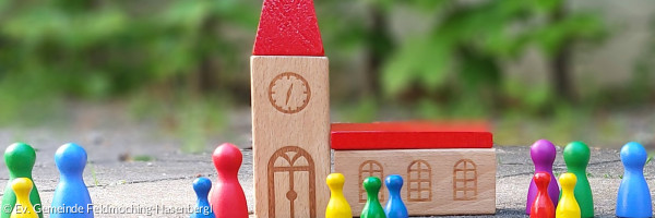 Kirche und viele bunte Menschen